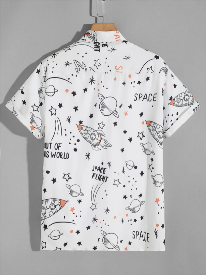 Camisa con estampado de letras y galaxias