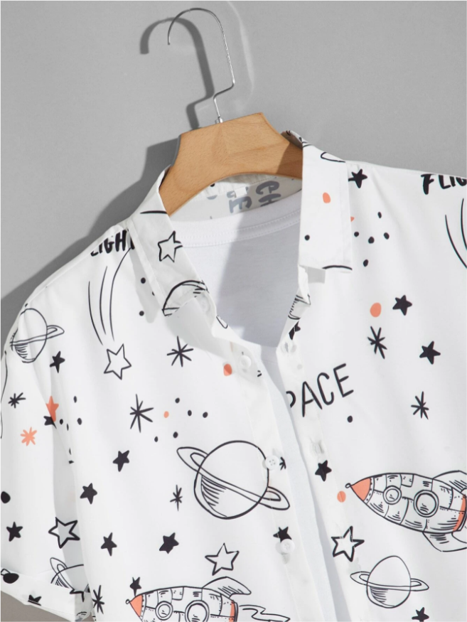 Camisa con estampado de letras y galaxias