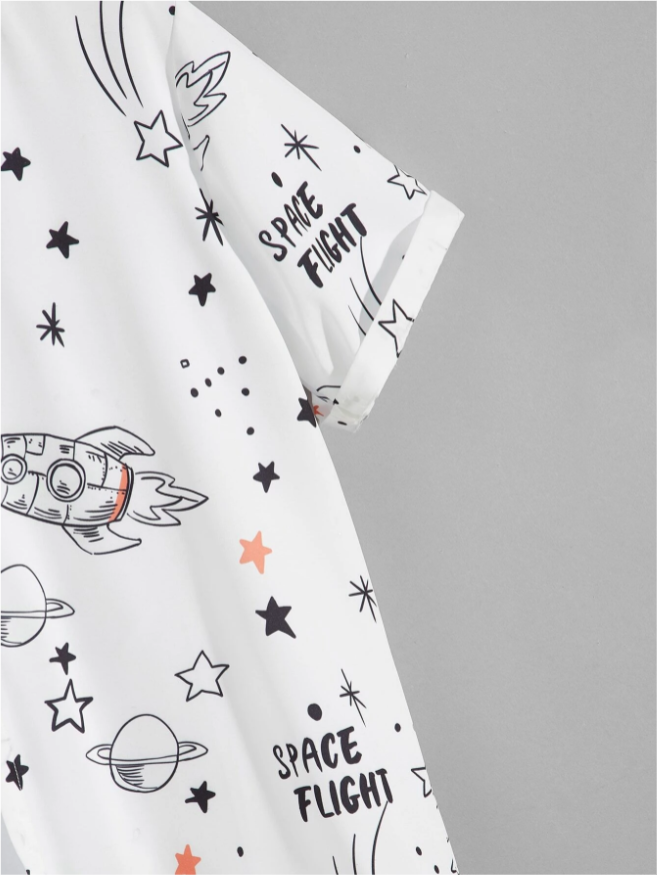 Camisa con estampado de letras y galaxias